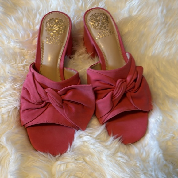 VINCE CAMUTO Kitten Heels 👠 - Picture 6 of 8